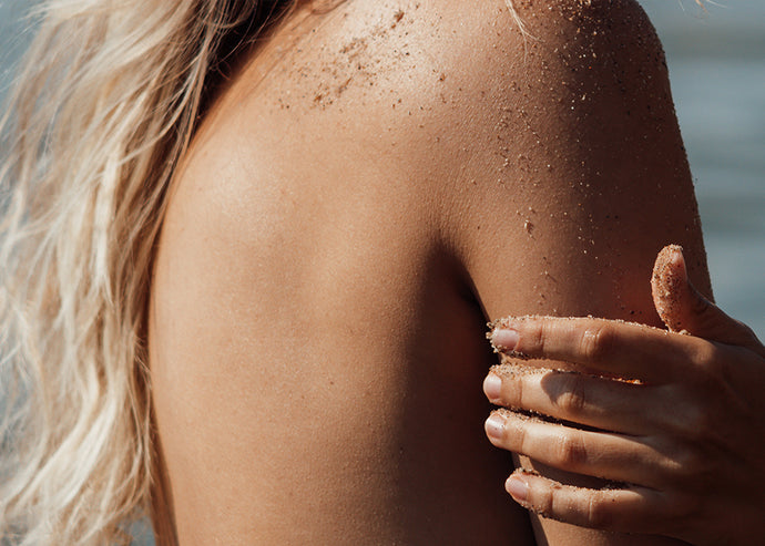 Wakacyjna pielęgnacja - jak słońce i słona woda wpływają na naszą skórę?