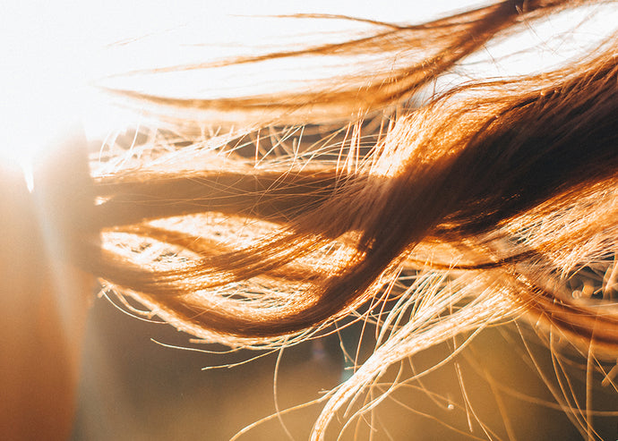 5 sposobów na zdrowe włosy latem.