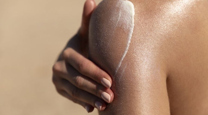 Zdrowa skóra podczas wakacji - jak zregenerować cerę latem?